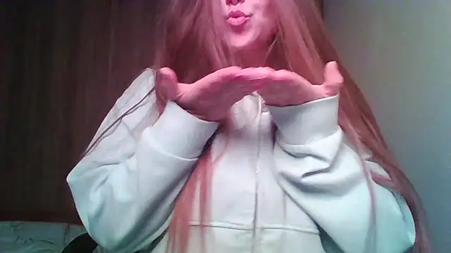 Evasapples online show from April 2026 07:50:02 PM