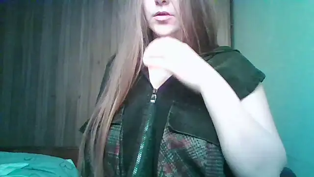 Evasapples online show from April 2026 07:48:01 PM