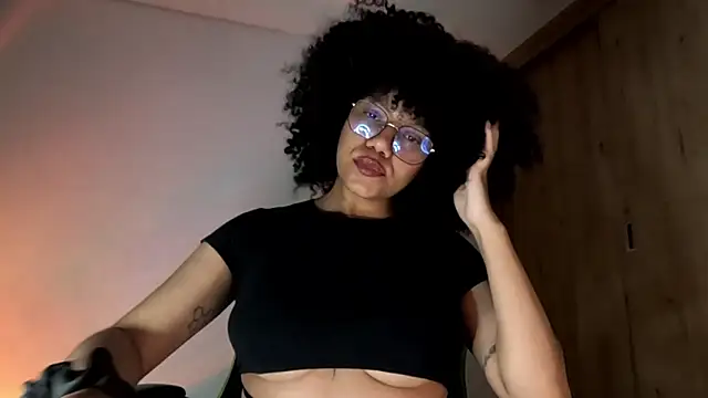 Snapshot of Ale_xandra chatting on June 2026 01:21:01 AM Ale xandra online show from June 2026 01:21:01 AM