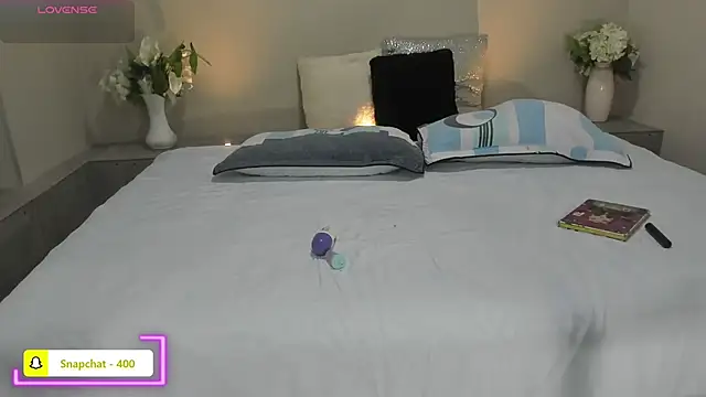 naomiii   online show from April 2026 12:01:01 PM