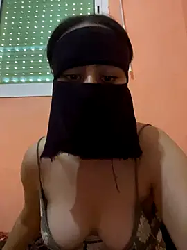 Snapshot of Lalou chatting on November 2025 01:10:01 PM Lalou online show from November 2025 01:10:01 PM