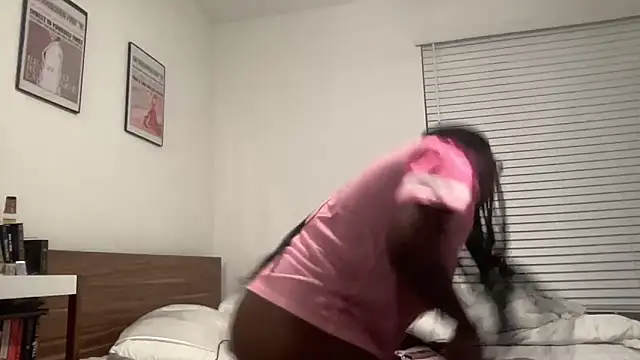 Snapshot of AveryJ99 chatting on December 2024 10:41:01 PM AveryJ99 online show from December 2024 10:41:01 PM