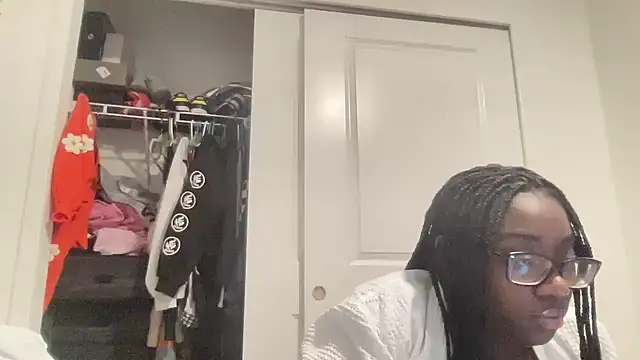 Snapshot of AveryJ99 chatting on December 2024 10:47:02 PM AveryJ99 online show from December 2024 10:47:02 PM