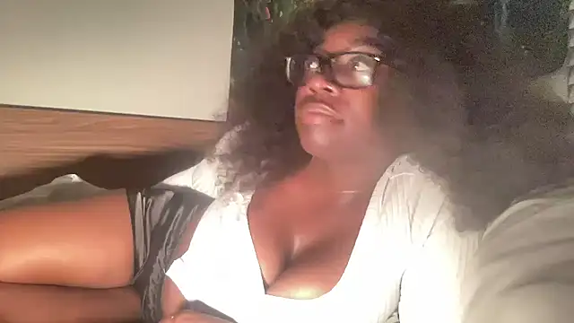 Snapshot of AveryJ99 chatting on March 2025 01:00:02 AM AveryJ99 online show from March 2025 01:00:02 AM