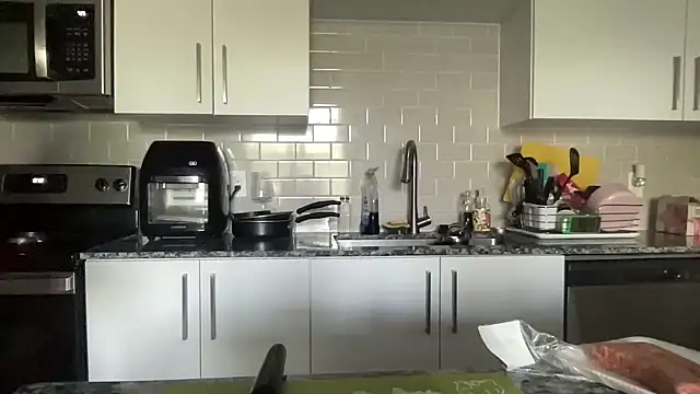 Snapshot of AveryJ99 chatting on March 2025 09:31:02 PM AveryJ99 online show from March 2025 09:31:02 PM