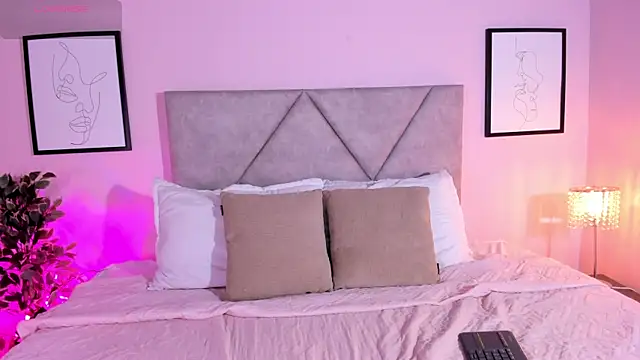 Emilyh  online show from April 2026 07:08:01 PM