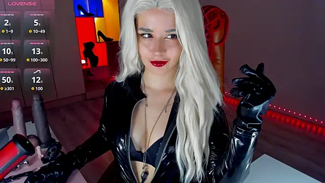 mollyposhh online show from April 2026 06:23:01 PM