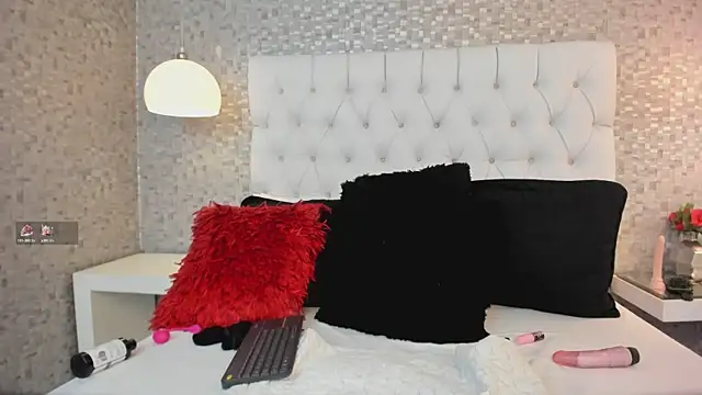 Snapshot of HazelMoret chatting on December 2024 12:45:02 PM HazelMoret online show from December 2024 12:45:02 PM