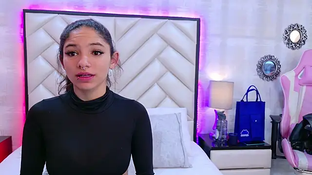 Snapshot of HazelMoret chatting on September 2025 11:33:01 AM HazelMoret online show from September 2025 11:33:01 AM