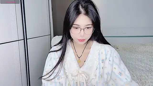 Snapshot of White-Star chatting on January 2025 03:01:01 AM White-Star online show from January 2025 03:01:01 AM