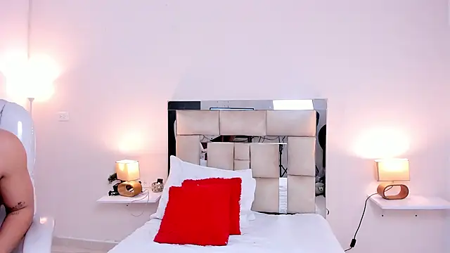 saraandstiven online show from March 2025 07:04:02 AM