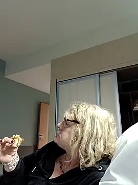 housewife shantie online show from December 2025 02:45:02 PM