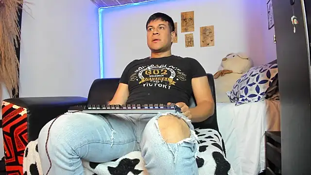 Nicolaskoling online show from December 2024 03:32:01 AM