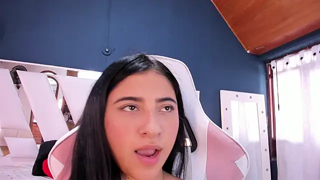 Emma Cutey online show from December 2024 04:19:02 PM