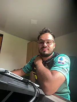 EMILIOHOT online show from April 2026 07:01:01 PM