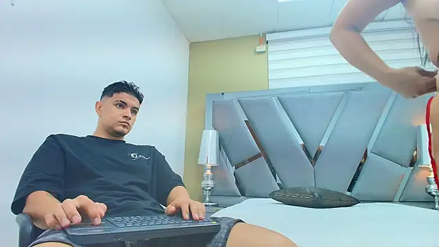 DAVID VICTORIAA online show from April 2026 01:13:01 PM