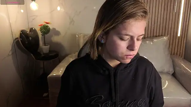 Kitten Cam online show from April 2026 02:25:02 AM