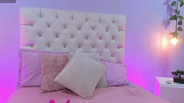 Miaa Taylor  online show from September 2025 04:27:01 AM