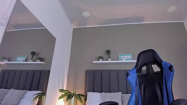 alessia leroy online show from March 2026 01:11:02 PM