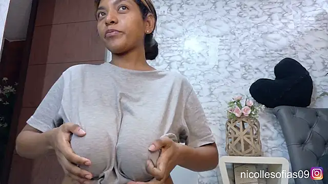 Snapshot of nicollesofia2 chatting on June 2026 05:24:02 PM nicollesofia2 online show from June 2026 05:24:02 PM