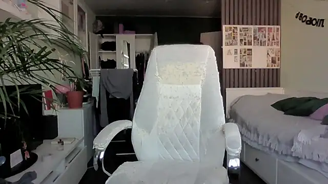 Snapshot of MollyBer chatting on February 2026 12:01:02 PM MollyBer online show from February 2026 12:01:02 PM