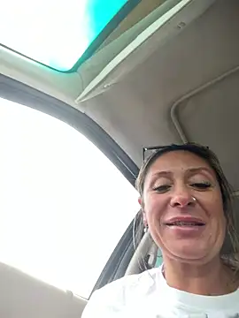 bossyroxy84 online show from April 2026 05:59:02 PM