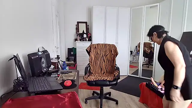 Chanel Noire online show from March 2026 01:45:01 PM