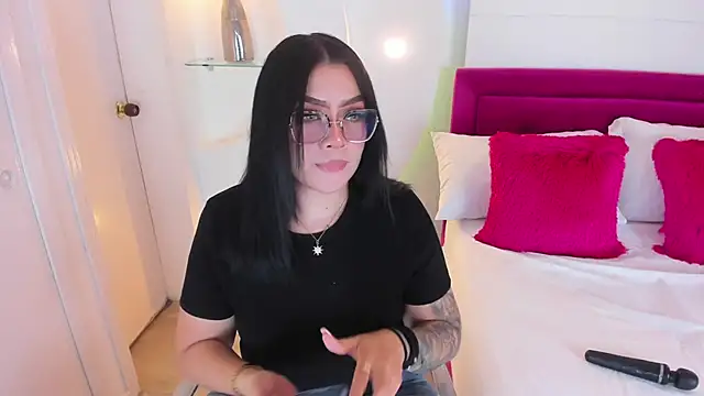 isolari  online show from February 2025 12:00:01 PM