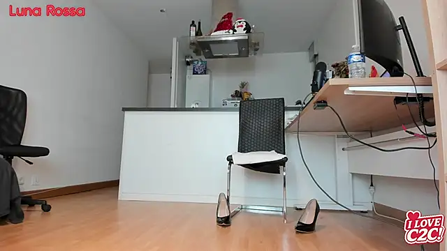 Snapshot of LunaRossaCam chatting on February 2026 06:14:01 PM LunaRossaCam online show from February 2026 06:14:01 PM