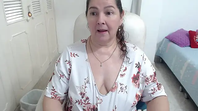 leonela 69 online show from April 2026 01:05:01 PM