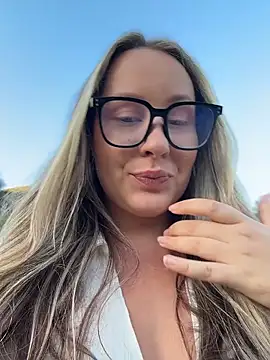 Snapshot of Mona_Plus chatting on May 2026 06:17:01 PM Mona Plus online show from May 2026 06:17:01 PM