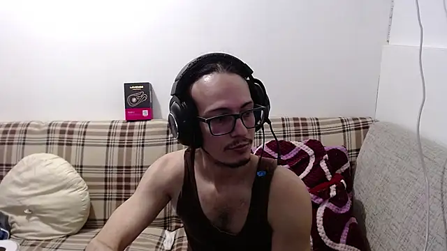 Snapshot of cholitohermoso chatting on April 2026 03:34:02 PM cholitohermoso online show from April 2026 03:34:02 PM