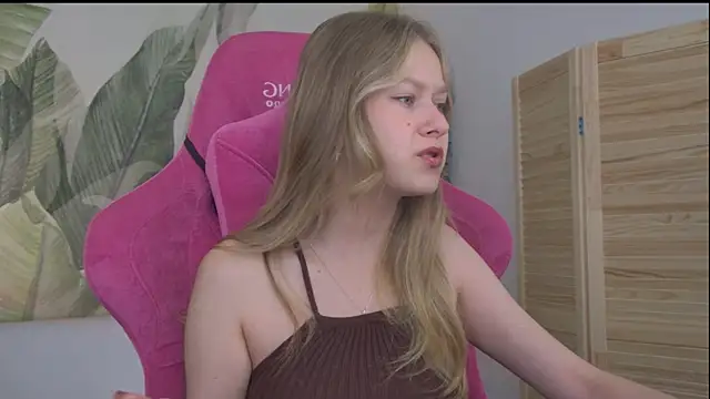 Snapshot of EveMundie chatting on July 2026 05:56:01 AM EveMundie online show from July 2026 05:56:01 AM