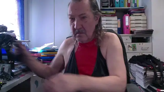 HMStraps01 online show from April 2026 08:32:01 AM