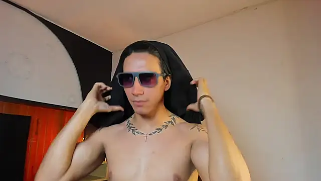 Allex Cano online show from April 2026 07:58:02 PM