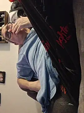 Snapshot of Smallone327 chatting on April 2026 04:10:02 AM Smallone327 online show from April 2026 04:10:02 AM