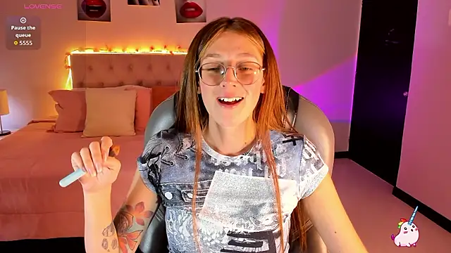 Emily Warren  online show from March 2026 08:26:01 PM