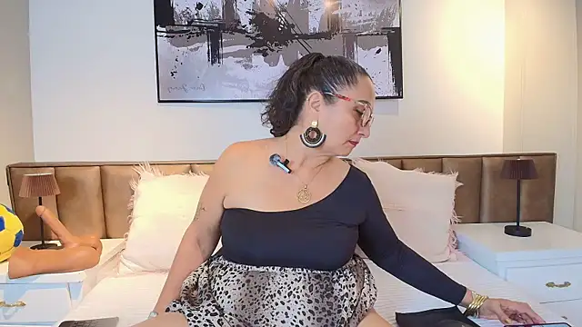 Snapshot of AlessandraLeroy chatting on June 2026 12:03:02 PM AlessandraLeroy online show from June 2026 12:03:02 PM