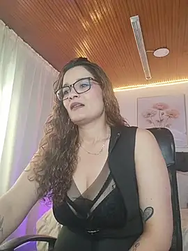 Snapshot of Rose_Thompson1 chatting on June 2026 01:33:01 PM Rose Thompson1 online show from June 2026 01:33:01 PM