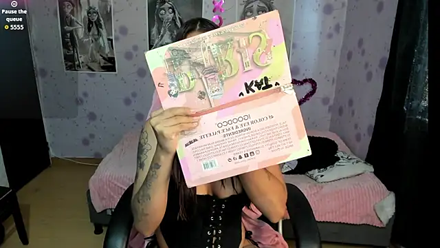 Medussa katt online show from November 2025 08:42:01 PM