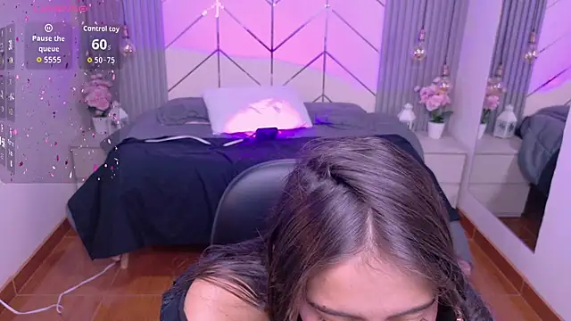 alesiamoore online show from April 2026 07:38:02 PM