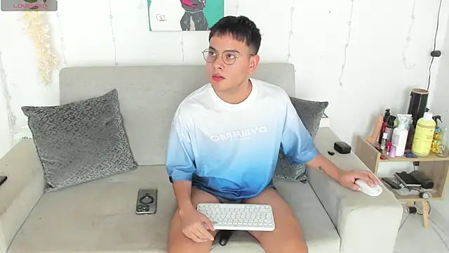 Snapshot of Young_Ben chatting on June 2026 07:40:02 PM Young Ben online show from June 2026 07:40:02 PM