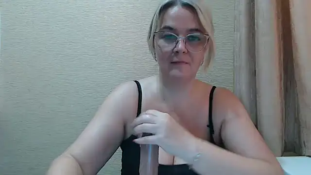 Snapshot of EleanoraDream chatting on June 2026 12:41:02 PM EleanoraDream online show from June 2026 12:41:02 PM