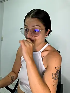 Coralinne   online show from April 2026 01:30:02 AM