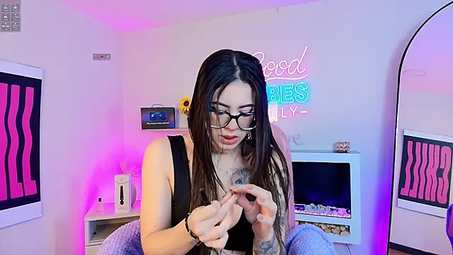 Snapshot of Alice_Vixen chatting on April 2026 12:19:02 PM Alice Vixen online show from April 2026 12:19:02 PM