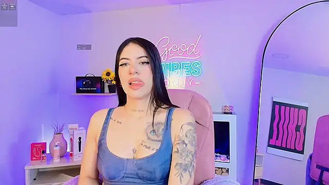 Snapshot of Alice_Vixen chatting on May 2026 12:12:02 PM Alice Vixen online show from May 2026 12:12:02 PM