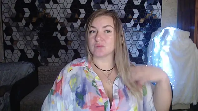 NikaSkylink online show from November 2025 08:08:02 PM