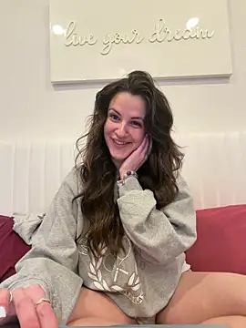 heyitsmadig online show from April 2026 01:56:01 PM