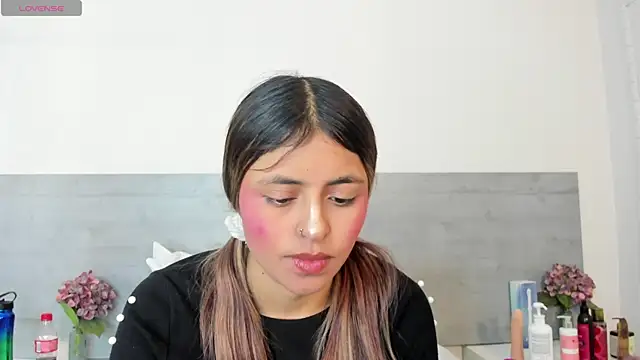 sunnyWhitee online show from April 2026 07:28:02 PM