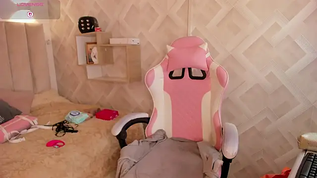 Clhoe Johnson online show from April 2026 12:11:02 PM